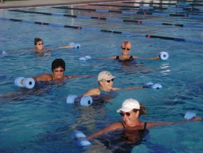 No deep water, praticantes simulam corrida dentro da piscina sem tocar os pés no chão