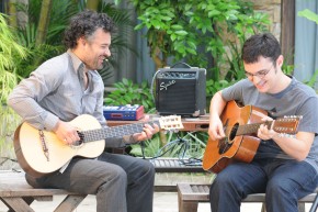 O músico Domenico Lancellotti toca junto com o apresentador Mariano Marovatto