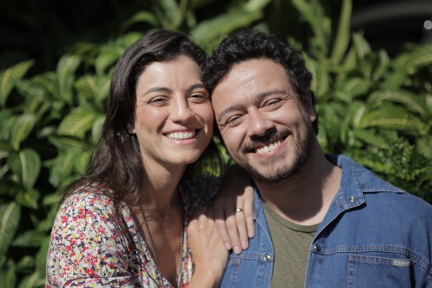 Alberto (Clayton Mariano) e sua ex-esposa Ligia (Renata Bruel)
