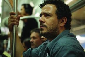Num vagão de metrô, Alberto reflete sobre religião e estado