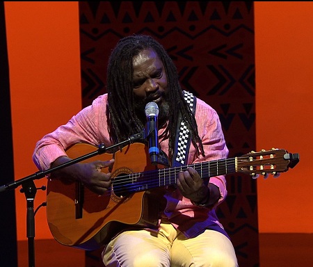 O cantor e compositor Mombaça é uma das atrações do especial.