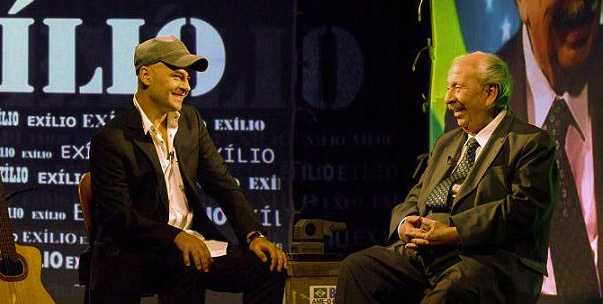 O ex-ministro Almino Affonso (dir.) e seu filho, o músico Sérgio Britto, relembram os tempos de exílio no Chile. Foto: Giselle Julião