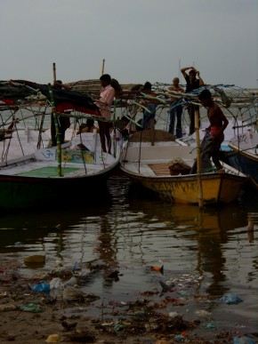 Mesmo poluído, os hindus pescam no Ganges