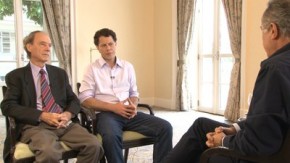 Flávio e Camilo Tavares conversam com o jornalista Roberto D’Avila na estreia da nova temporada