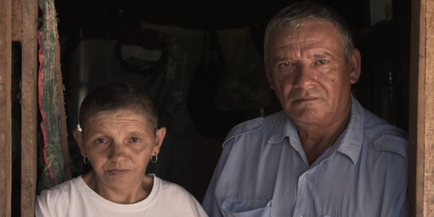 Famílias sobreviventes voltam até o local de massacre e se emocionam