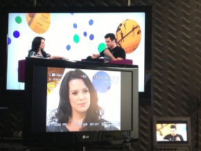 Natália Lage entrevista no estúdio o ator Tiago Mendonça
