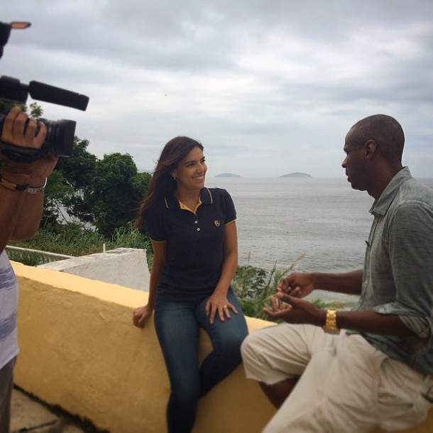 Robson Caetano é entrevistado por Daniela Christopher na estreia do novo quadro do programa (divulgação)