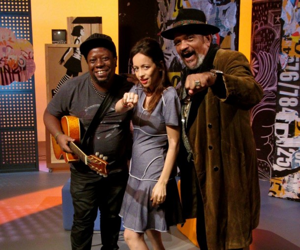 Na foto a apresentadora Liliane Reis entre os músicos Heitor Nascimento e Gerson King  Combo