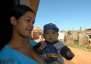 Aos 19 anos, Mailane Lima Barbosa segura o segundo filho, Victor. Ela mora na Estrutural, bairro do DF. Foto: Marcello Casal Jr/ABr