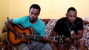 Os haitianos Jean Ronald e Jean Smithson  tentam sobreviver com muito bom humor em Manaus