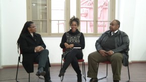 Fernanda Carvalho (ao centro) conversa com estudiosos sobre os territórios negros