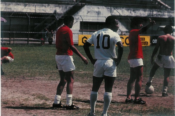 Camisa 10 do Santos em ação no documentário "Isto é Pelé"