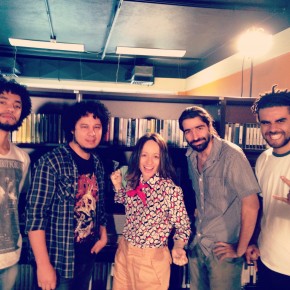 Liliane Reis e os integrantes da banda Levante no Estúdio Móvel