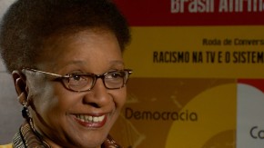 A ministra Luiza Bairros fala de políticas de promoção da igualdade racial