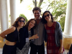 Liliane Reis com os integrantes da banda Mohandas