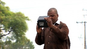 Ronaldo, do Canal Motoboy, tira foto no centro de São Paulo