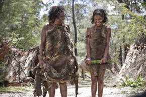 Waruwi e a avó: elas vivem numa aldeia aborígene