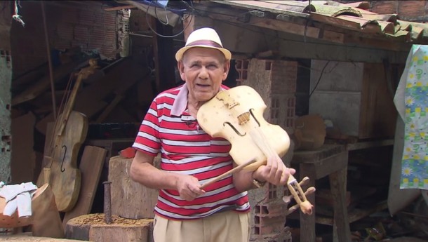 O músico Nelson da Rabeca descobriu o talento para as artes apenas aos 54 anos de idade