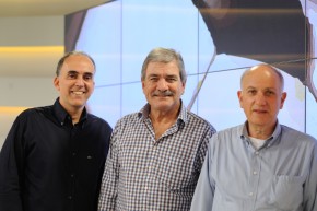 O apresentador Sergio du Bocage ao lado dos comentaristas Marcio Guedes e Alberto Leo
