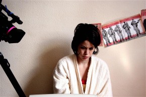 Na trama, a jovem Camila se isola do mundo e se dedica só ao seu blog.