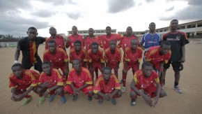 Atletas da escola de futebol "Les Brasseries" em Camarões