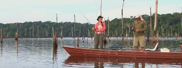 A apresentadora Barbara Israel é desafiada a fisgar seu primeiro peixe no lago de Balbina