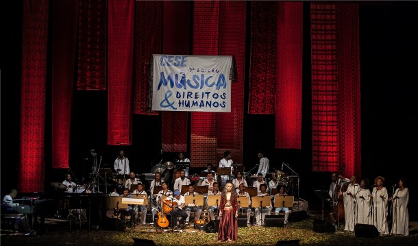 Maria Bethânia se apresenta com a Orquestra Afrosinfônica em Salvador. Crédito: Mauricio Serra