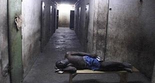 Presos administram a própria prisão em Burkina Faso