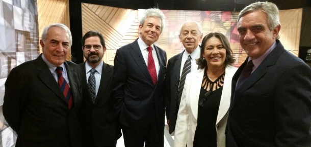 Jurista Francisco Rezek, Márcio Garcia, Carlos Fino, Luis Orlando Carneiro, Tereza Cruvinel e Paulo Markun no cenário do programa Palavras Cruzadas
