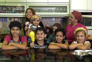 Fernanda de Luca e mini chefs da Escola/Ateliê Pé na Cozinha.