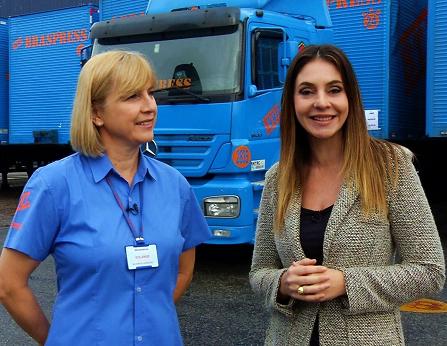 Leticia Bragaglia (dir.) entrevista uma mãe que é motorista de caminhão.