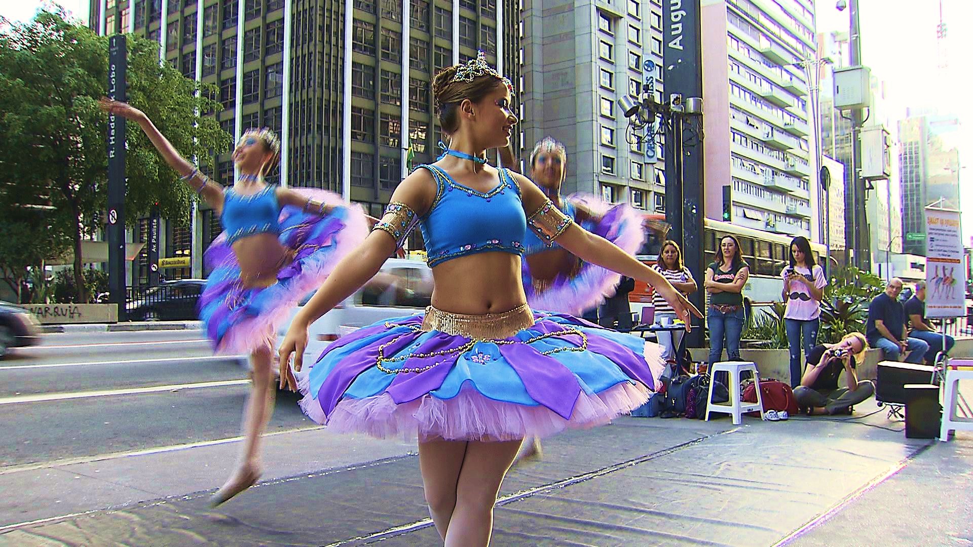 Bailarinas de Taboão da Serra na Avenida Paulista, em São Paulo (SP)