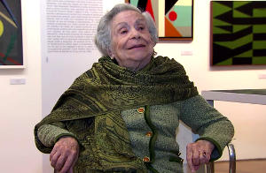 A artista plástica Judith Lauand recebe o Paratodos na exposição que reúne suas obras, em São Paulo.