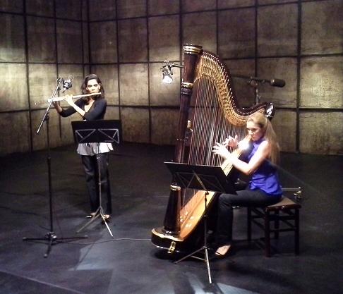 Claudia Nascimento (flauta) e Jennifer Campbell (harpa)