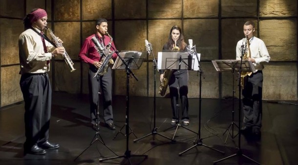 Jovem artistas do Quarteto de Saxofones 4x4 se apresentam no programa Partituras. Foto: André Santos.