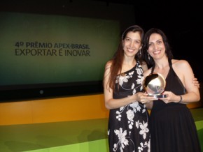 Gislene Nogueira e Priscila Cestari na cerimônia de premiação