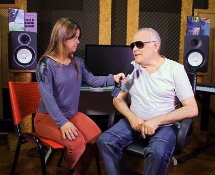 Fernanda Honorato entrevista o músico Sérgio Sá.