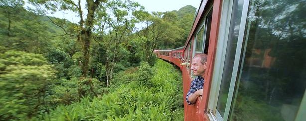 O repórter Zé Luiz Pacheco no trem que liga Curitiva a Morretes