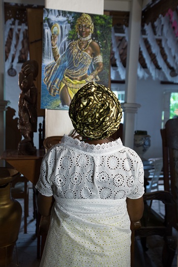 Angélica da silva, a mãe Deka, é praticante de catolicismo e candomblé. Salvador. Foto: Luisina López Ferrari.