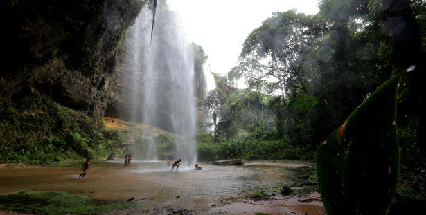 Crianças do povo Paresi brincam na cachoeira da Aldeia Formoso (MT).