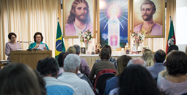 Praticantes Maria Alice Baccarin e Maria Paulina Rocha (da esquerda para a direita) em vigília de orações na Regional Sul da SLB, Porto Alegre. Foto: Luisina López Ferrari.
