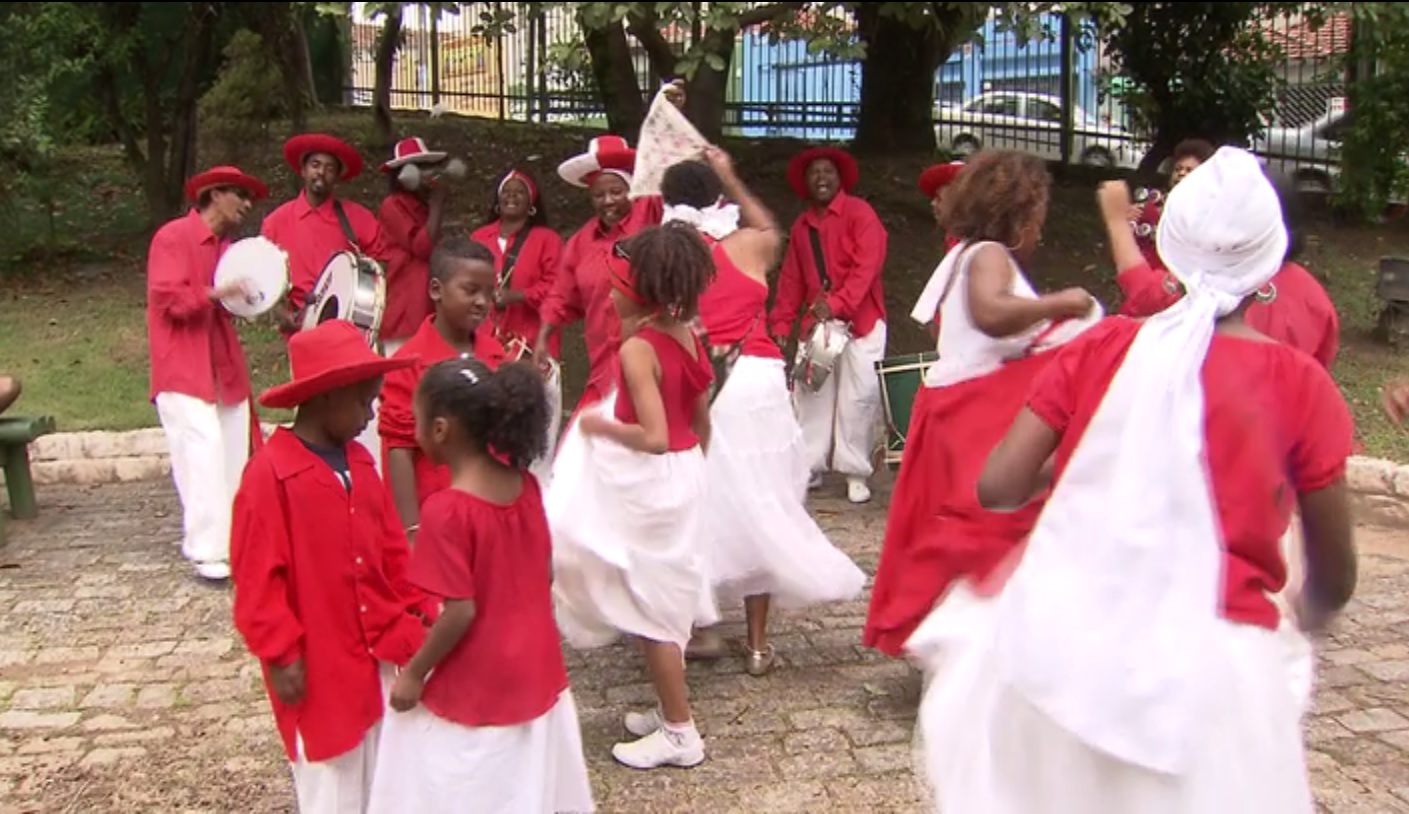 A família que integra o Samba Lenço dança junto há mais de 50 anos
