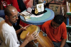 O tema principal do sarau samba original é a questão racial.