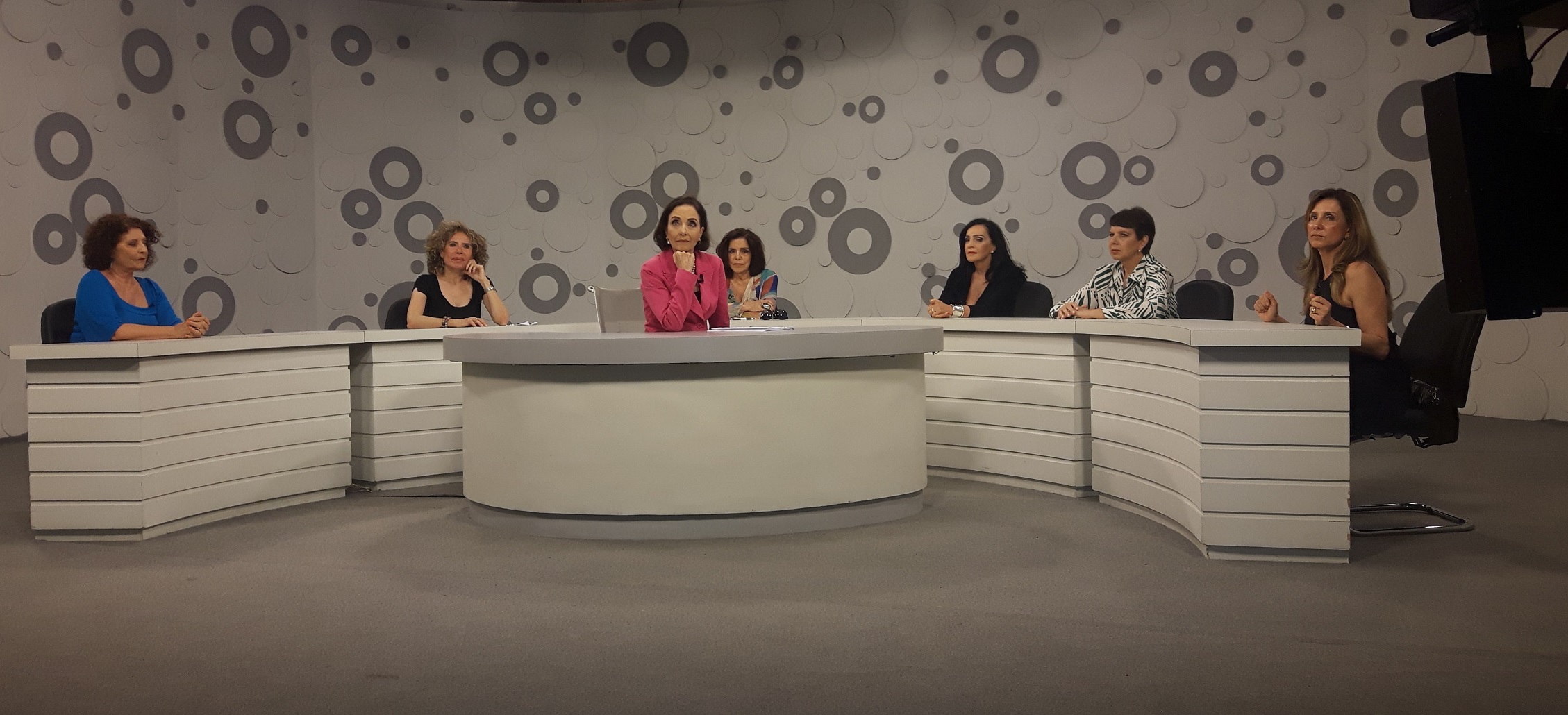 Vera Barroso recebe no Sem Censura Eliana Monteiro, Gilsse Campos, Lucia Leme, Liliana Rodrigues, Beth Camarão e Carla Ramos