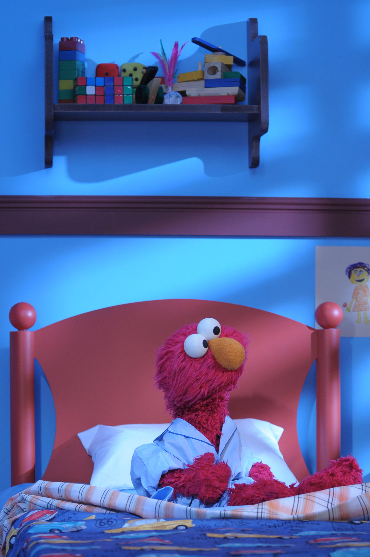 Elmo deitado na cama