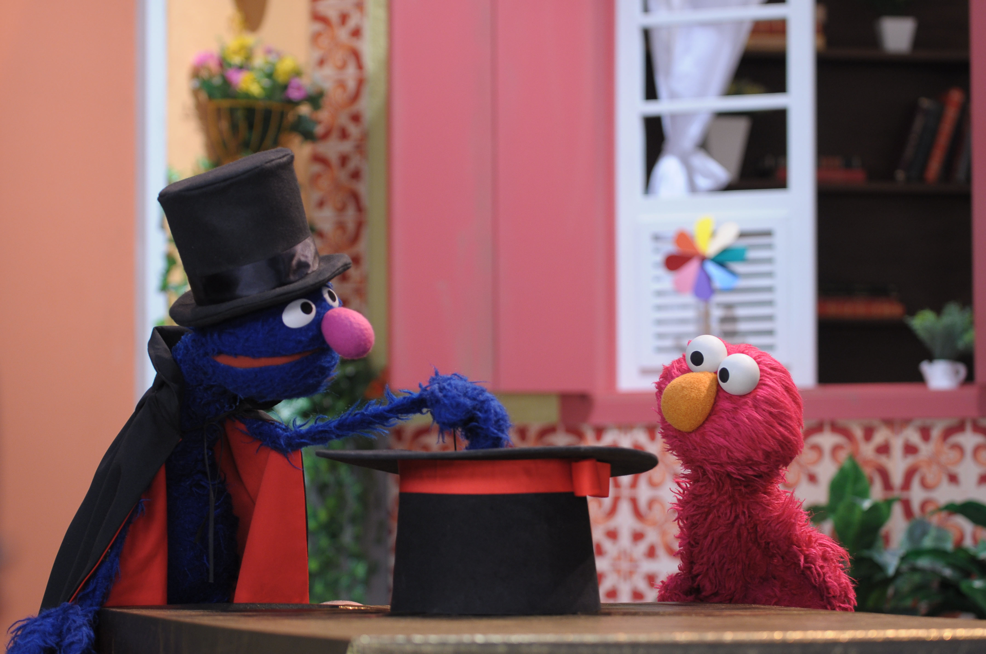 Grover faz truque de mágica para Elmo