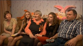 Típica família siberiana assiste TV reunida