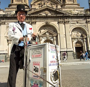 O mago Palito é atração no centro de Santiago, Chile.