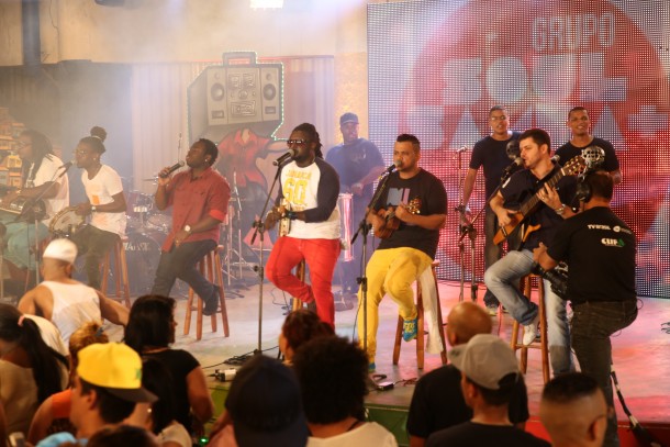 O grupo  Soul + Samba também agita a plateia do programa