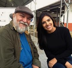 A apresentadora Daniela Christoffer entrevista o presidente da Comissão Aerodesportiva Brasileira, Leonel Brites.